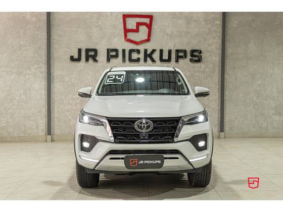 TOYOTA HILUX SW4 2.8 D-4D TURBO DIESEL SRX 7L 4X4 AUTOMÁTICO TOYOTA HILUX SW4 2.8 D-4D TURBO DIESEL SRX 7L 4X4 AUTOMÁTICO